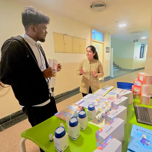 roadshow-proteogenixx-product-with-student